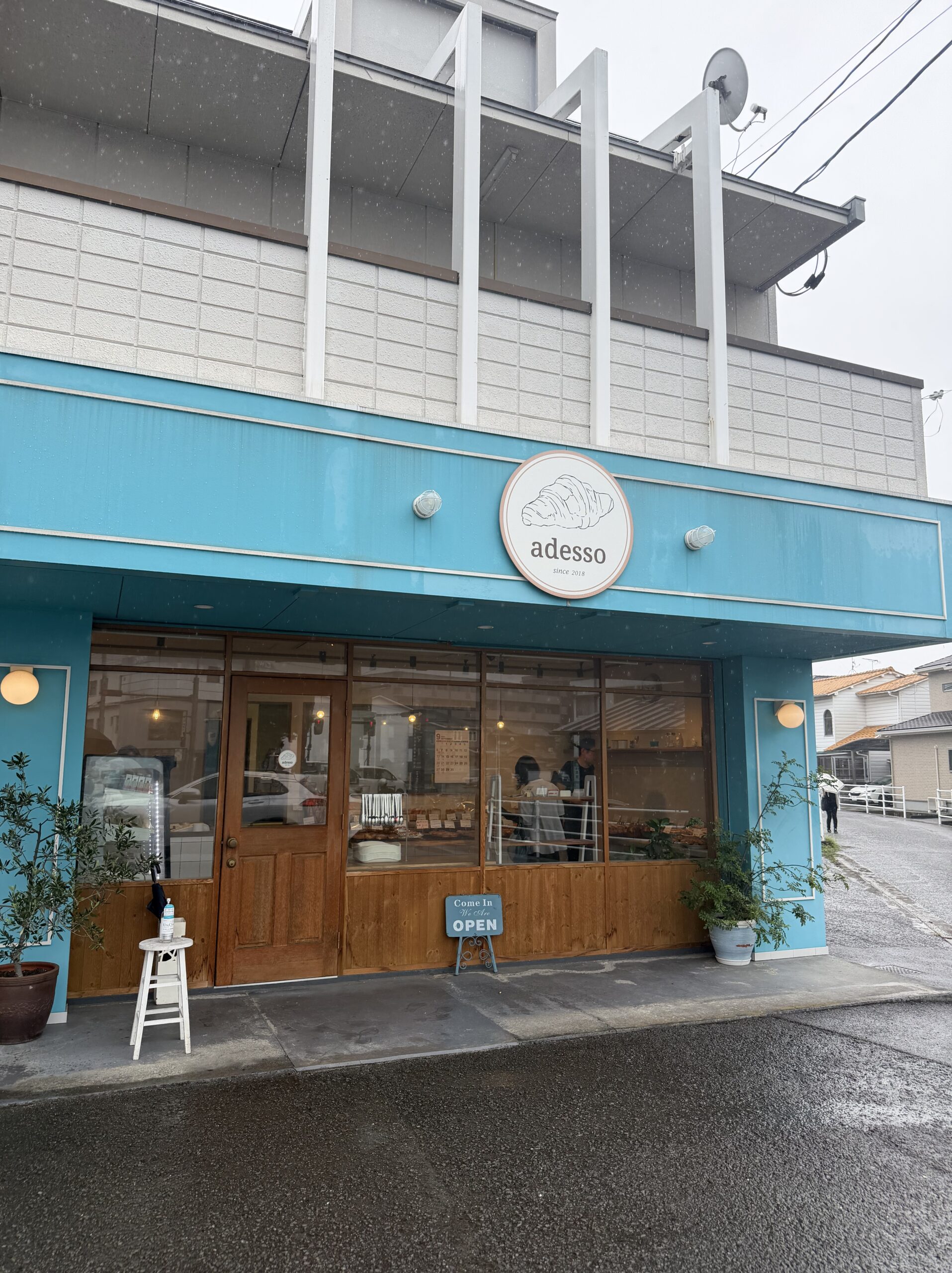 青い外壁とクロワッサンの看板が目印のベーカリー adesso