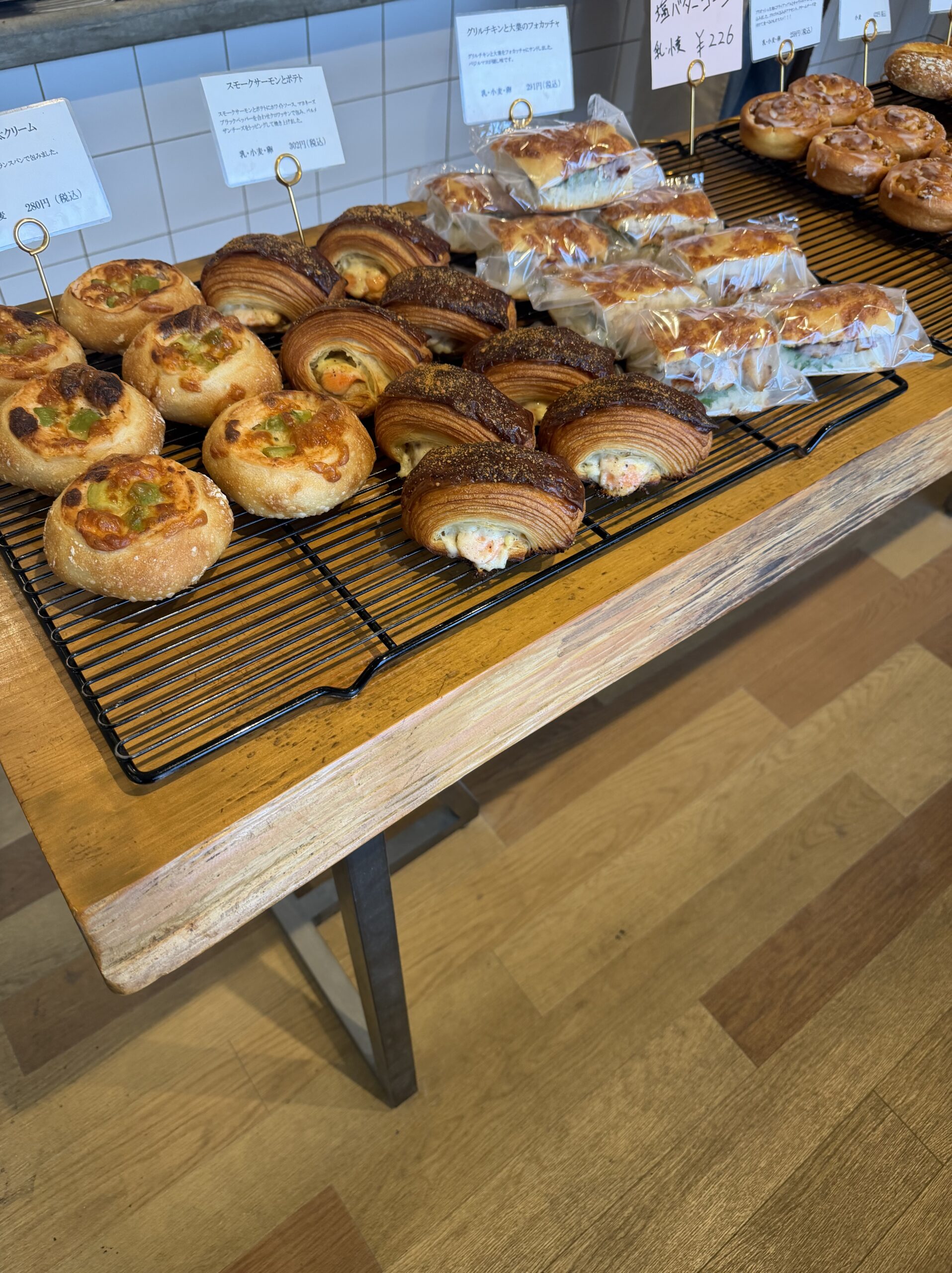 adessoの店内に並ぶ惣菜パンやクロワッサン