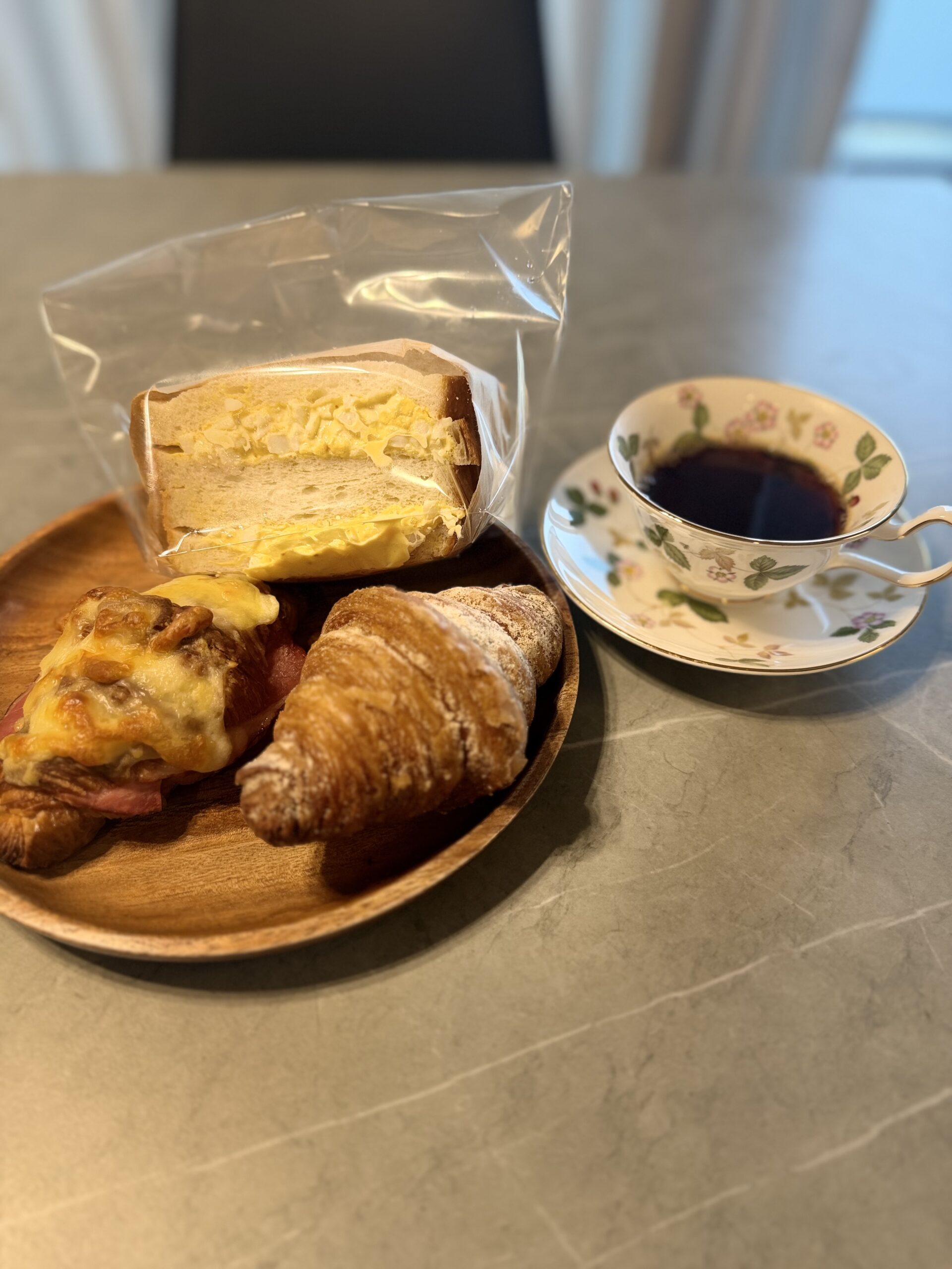 自宅の食卓に並べたadessoのパンとコーヒー