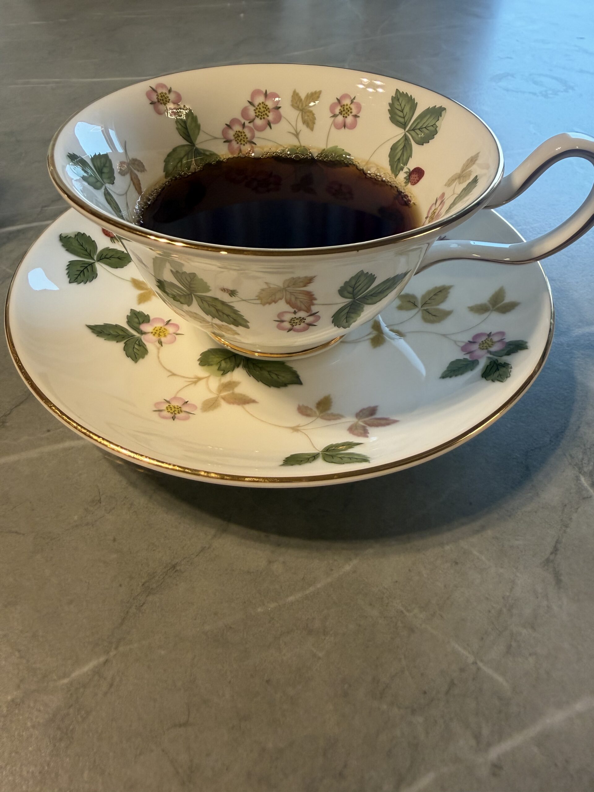 コーヒーを注いだウェッジウッド ワイルドストロベリーのカップ
