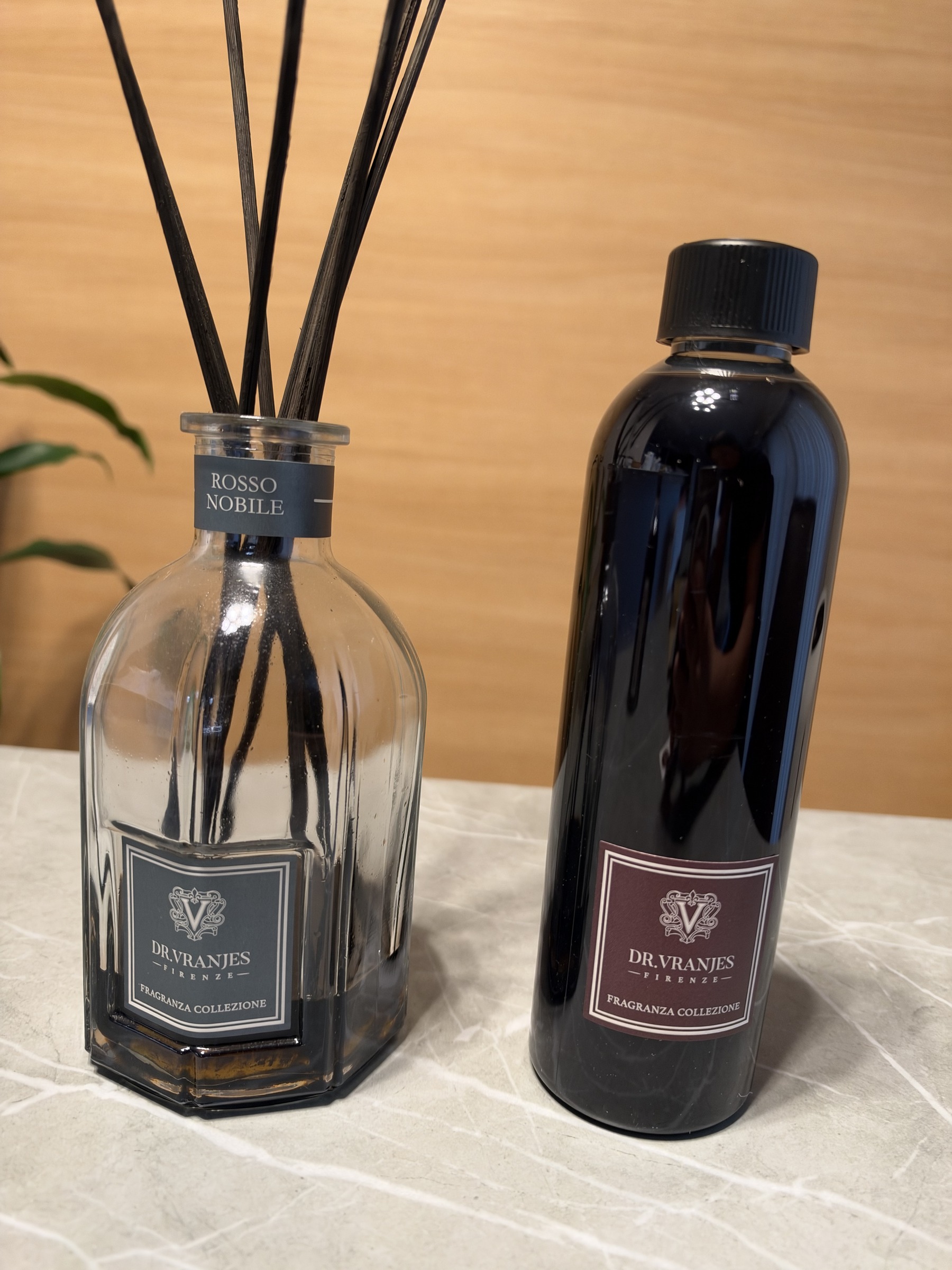 使用中のロッソノービレのディフューザーと、準備しているリフィルボトル（はろしょう撮影）