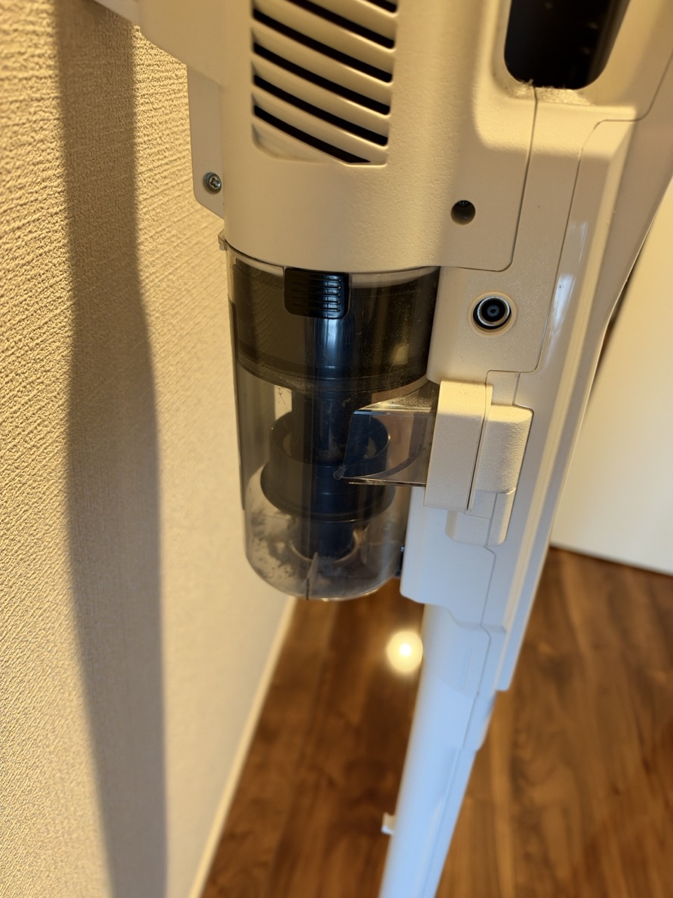 掃除機本体の側面にある丸い充電コネクター