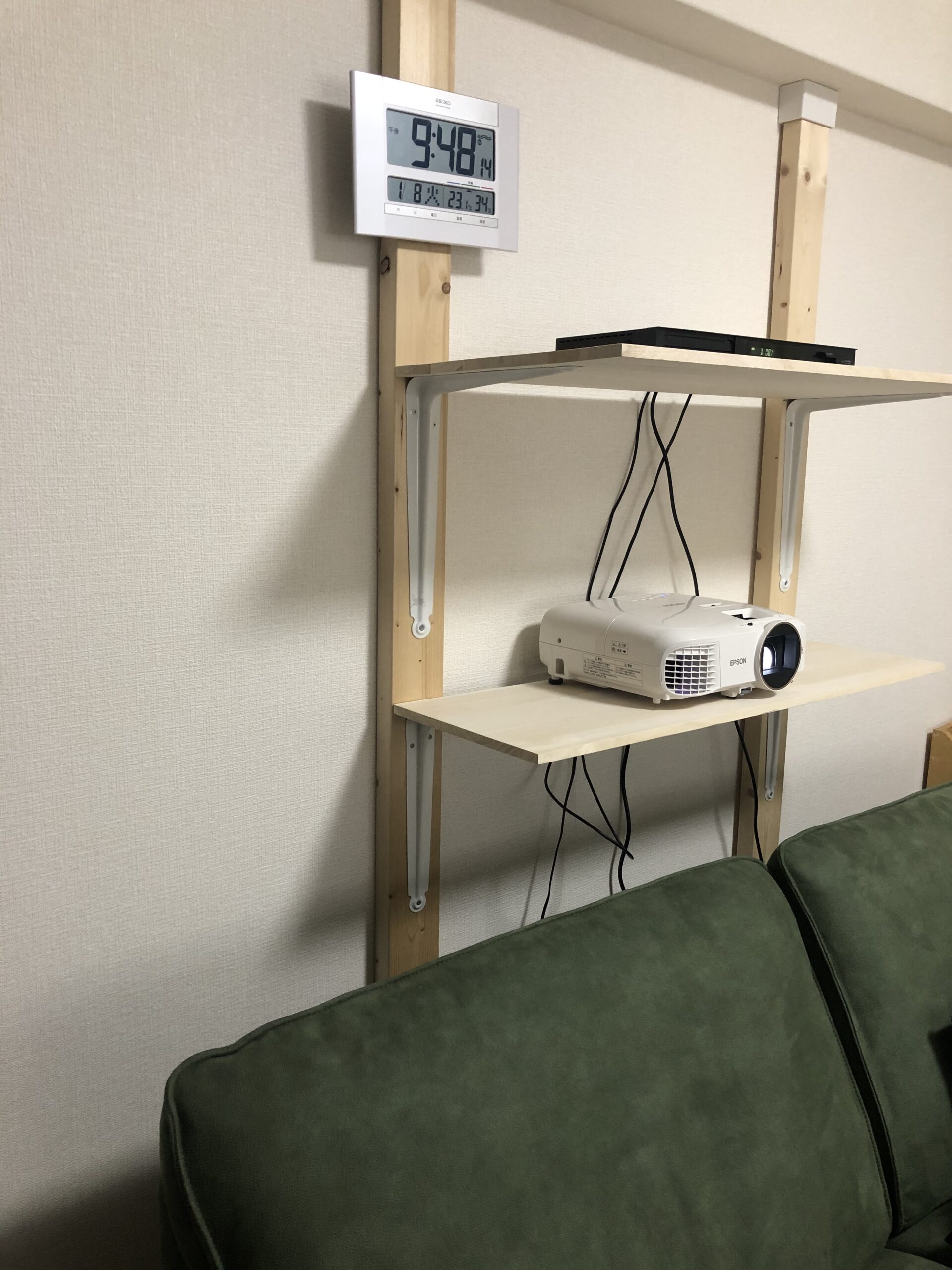 以前の賃貸マンションのリビングに設置した木製の棚。プロジェクターを載せている実際の写真。