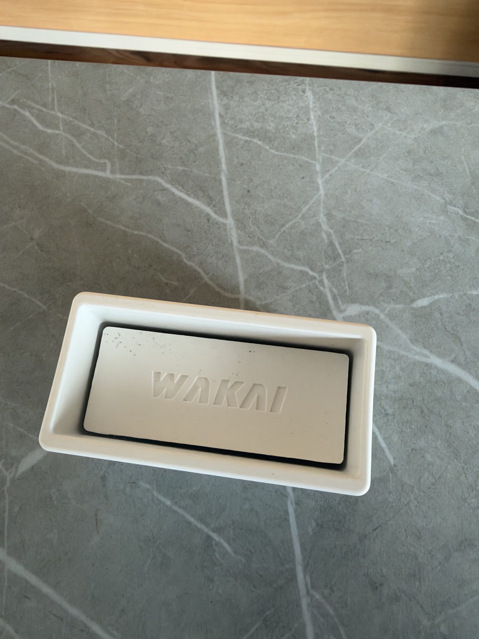 WAKAIの文字が見えるパーツの内側